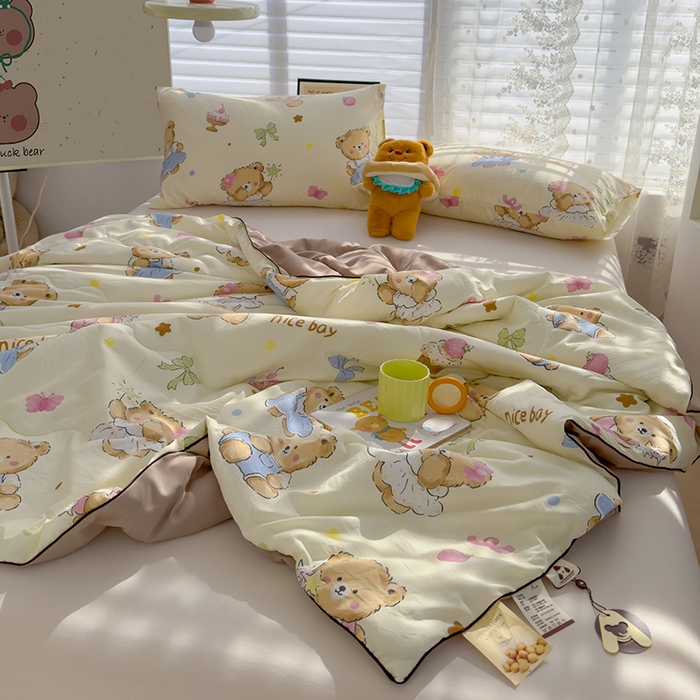 91家纺网 家纺一手货源 找家纺 美派工厂店2025新款水洗邹邹纱夏被 草莓粉熊