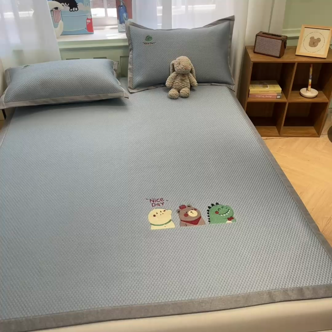 91家纺网 家纺一手货源 找家纺 启程家纺 2025春夏新款冰豆豆凉席刺绣款复合三明治三件套 好伙伴-蓝