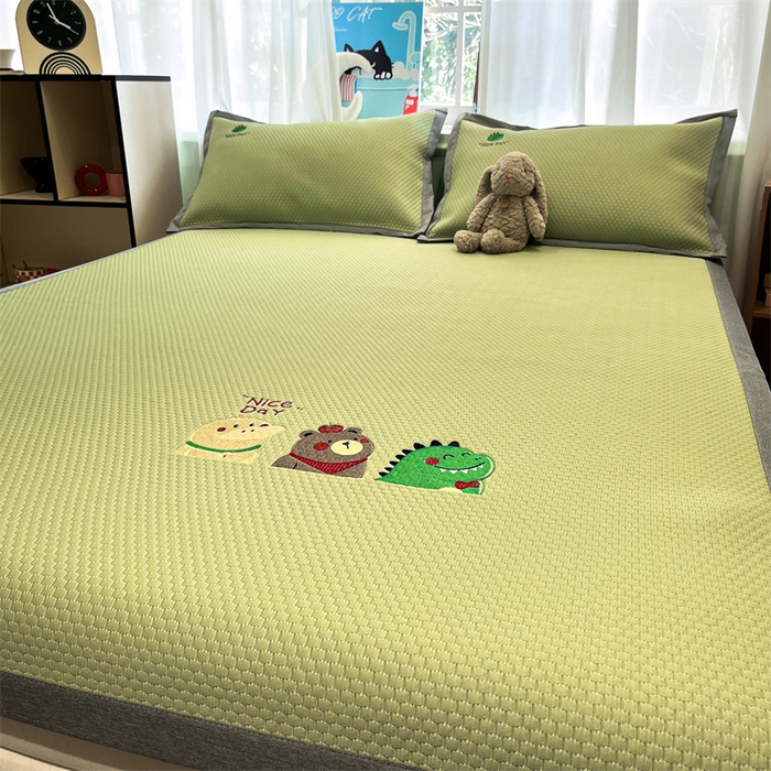 91家纺网 家纺一手货源 找家纺 启程家纺 2025春夏新款冰豆豆凉席刺绣款复合三明治三件套 好伙伴-绿