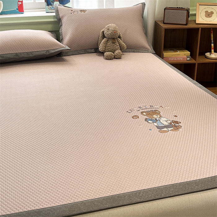 91家纺网 家纺一手货源 找家纺 启程家纺 2025春夏新款冰豆豆凉席刺绣款复合三明治三件套 熊仔宝贝-粉