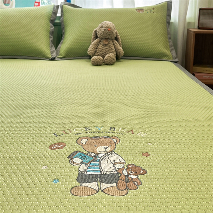 91家纺网 家纺一手货源 找家纺 启程家纺 2025春夏新款冰豆豆凉席刺绣款复合三明治三件套 熊仔宝贝-绿