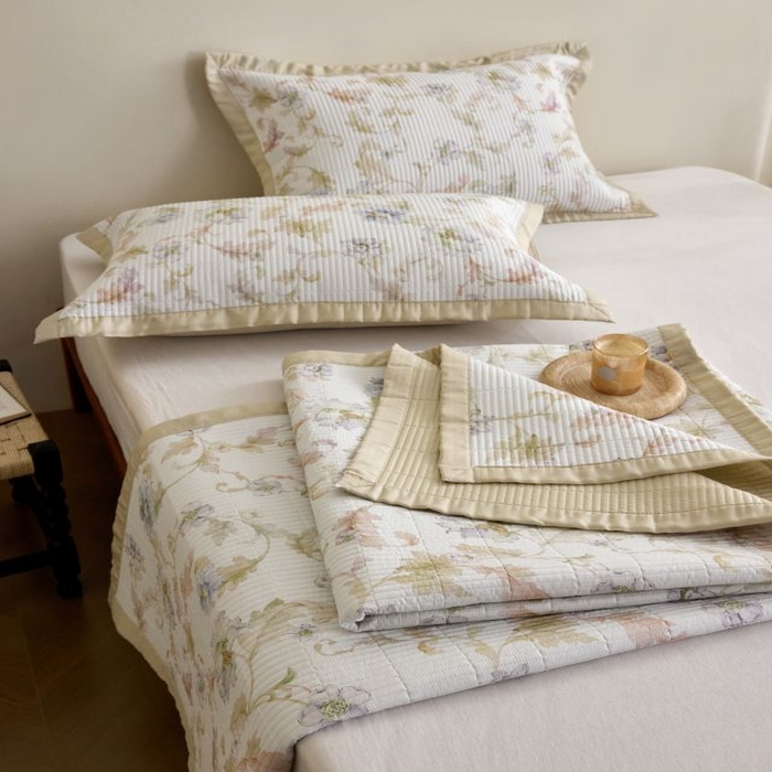 91家纺网 家纺一手货源 找家纺 黛舒家居2025新款天丝水洗印花夏被床盖三件套 樱岛春漫