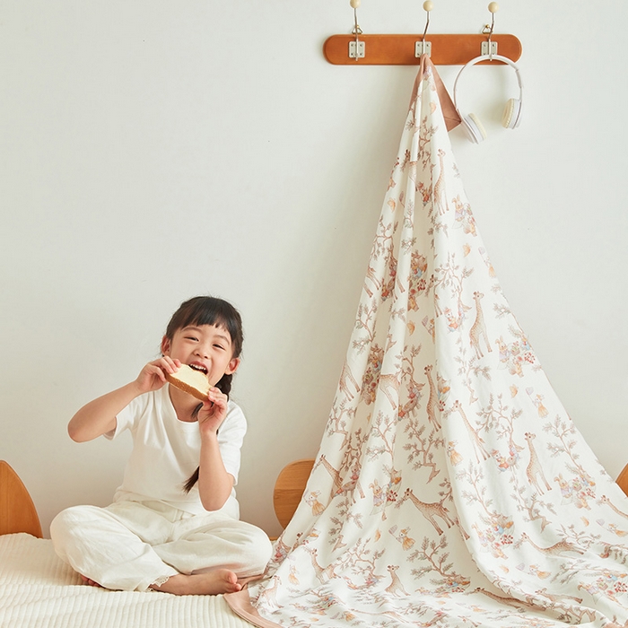 91家纺网 家纺一手货源 找家纺 嗨生活 2025年新品天竹系列A类竹纤维四层纱儿童盖毯 幼儿园夏被夏凉被空调被 林间乐园