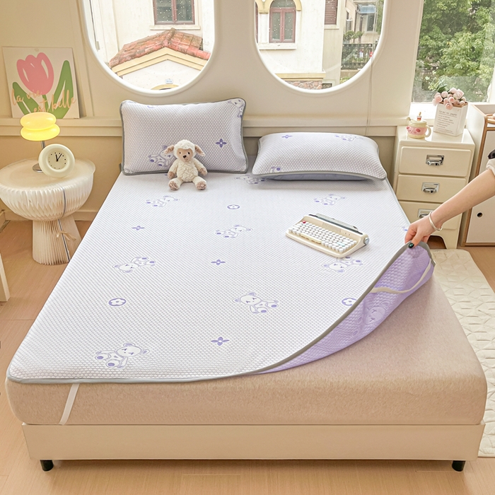 91家纺网 家纺一手货源 找家纺 芙绣 2025新款凉感丝提花学生凉席三件套 熊仔不凶