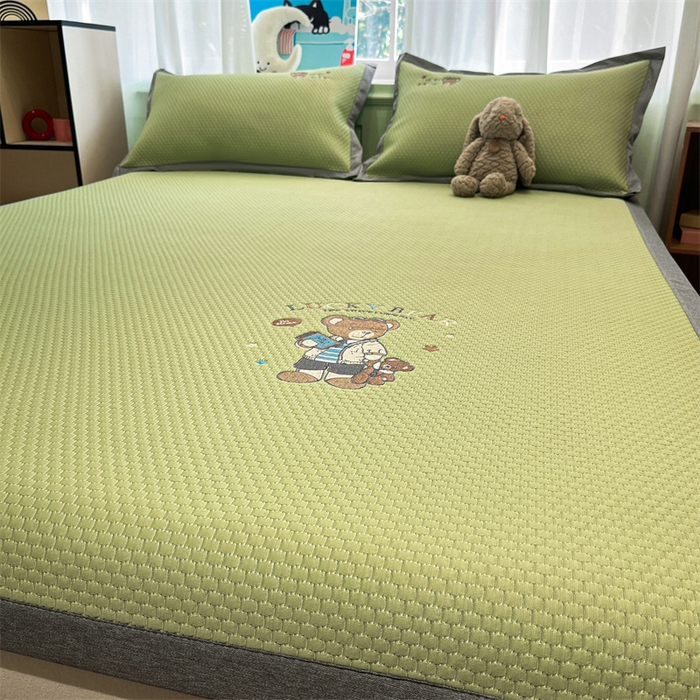 91家纺网 家纺一手货源 找家纺 启程家纺 2025春夏新款冰豆豆凉席刺绣款复合三明治三件套 熊仔宝贝-绿