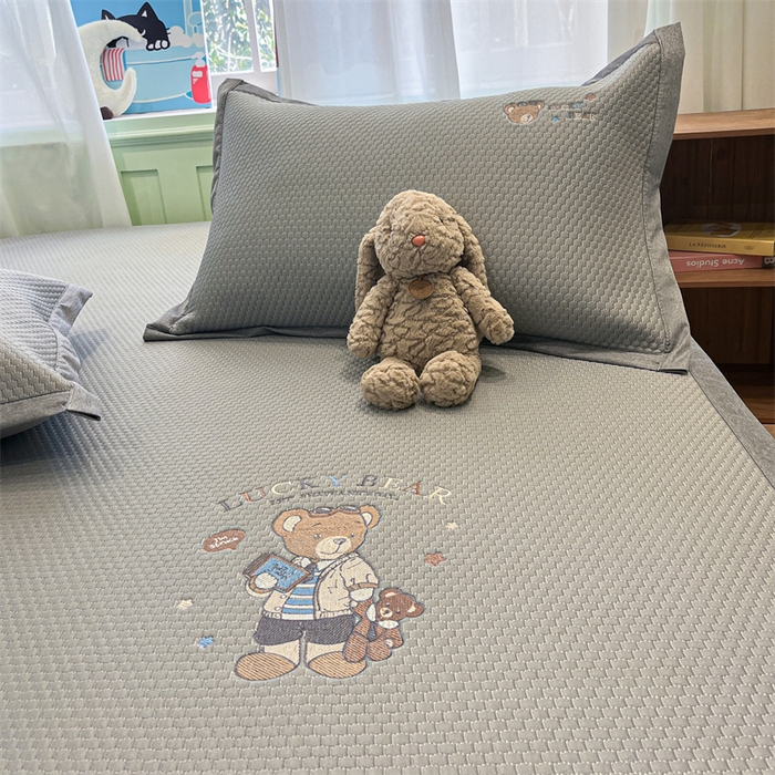 91家纺网 家纺一手货源 找家纺 启程家纺 2025春夏新款冰豆豆凉席刺绣款复合三明治三件套 熊仔宝贝-灰