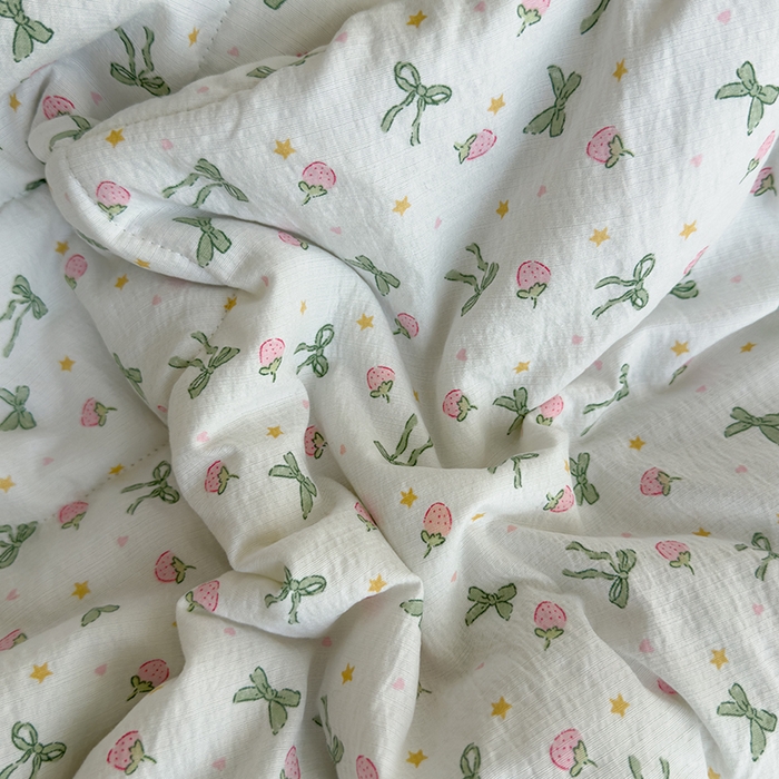 91家纺网 家纺一手货源 找家纺 慕尚 2025新款云感棉花边夏凉被空调被 草莓园