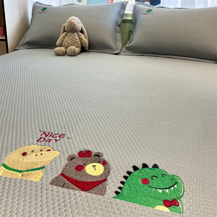 91家纺网 家纺一手货源 找家纺 启程家纺 2025春夏新款冰豆豆凉席刺绣款复合三明治三件套 好伙伴-灰