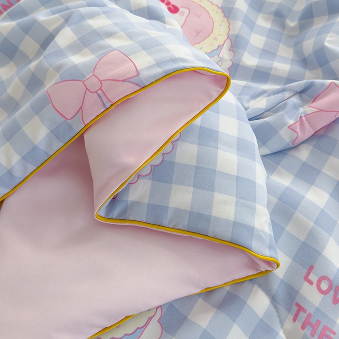 91家纺网 家纺一手货源 找家纺 美派工厂店2025新款水洗邹邹纱夏被 蛋糕蓝格kt