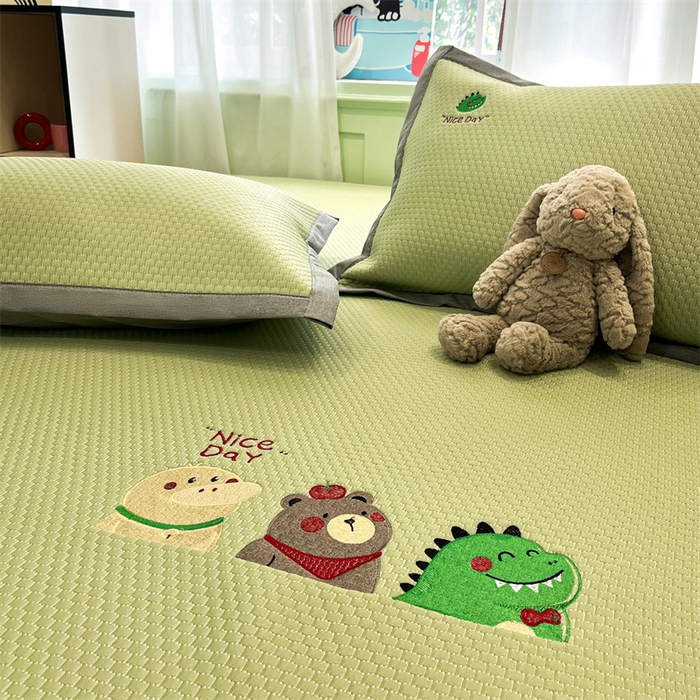 91家纺网 家纺一手货源 找家纺 启程家纺 2025春夏新款冰豆豆凉席刺绣款复合三明治三件套 好伙伴-绿