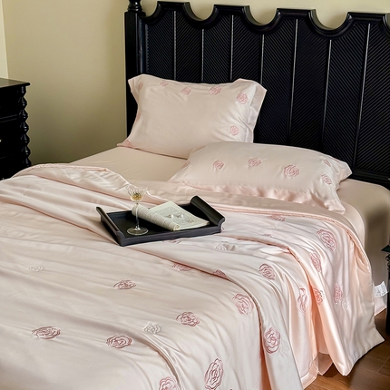 91家纺网 家纺一手货源 找家纺 佳汐蓝家纺 2025新款60S奥地利LF兰精天丝刺绣夏被四件套-lady coco lady coco夏被·米杏