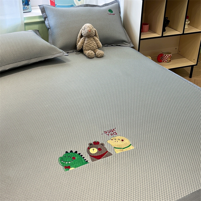 91家纺网 家纺一手货源 找家纺 启程家纺 2025春夏新款冰豆豆凉席刺绣款复合三明治三件套 好伙伴-灰