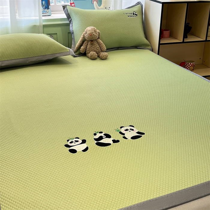 91家纺网 家纺一手货源 找家纺 启程家纺 2025春夏新款冰豆豆凉席刺绣款复合三明治三件套 熊猫-绿