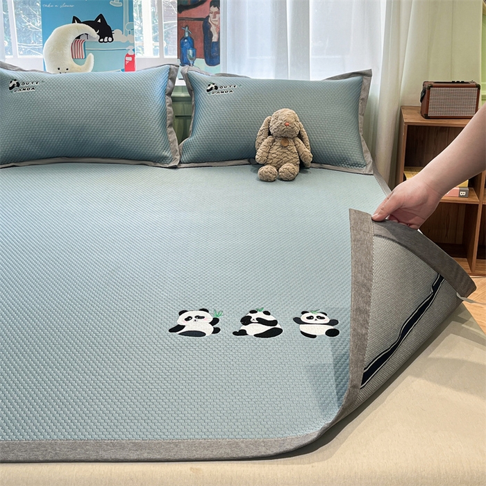 91家纺网 家纺一手货源 找家纺 启程家纺 2025春夏新款冰豆豆凉席刺绣款复合三明治三件套 熊猫-蓝