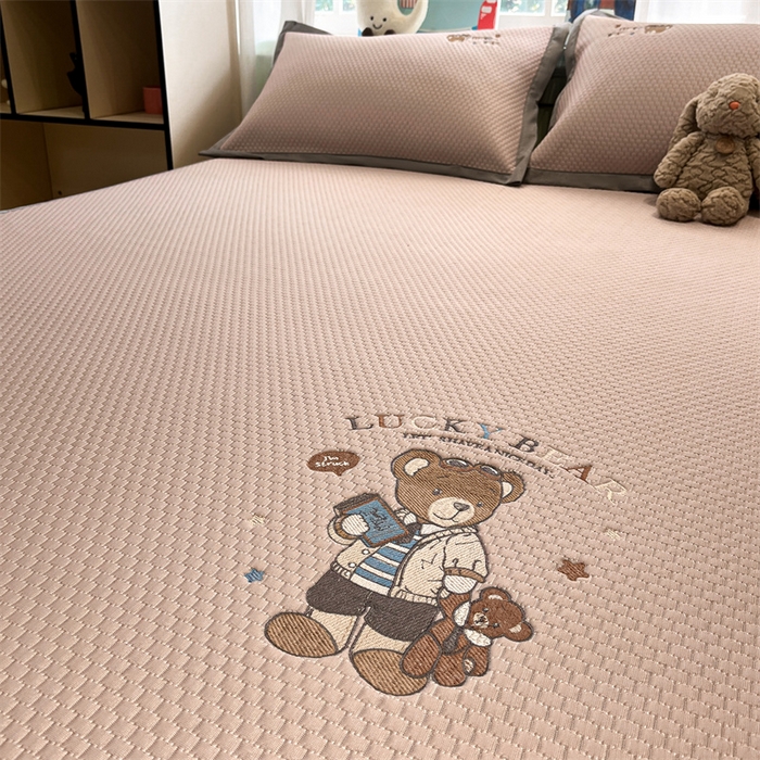 91家纺网 家纺一手货源 找家纺 启程家纺 2025春夏新款冰豆豆凉席刺绣款复合三明治三件套 熊仔宝贝-粉