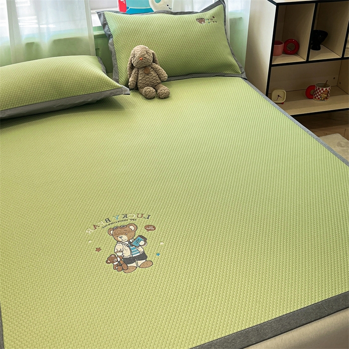 91家纺网 家纺一手货源 找家纺 启程家纺 2025春夏新款冰豆豆凉席刺绣款复合三明治三件套 熊仔宝贝-绿