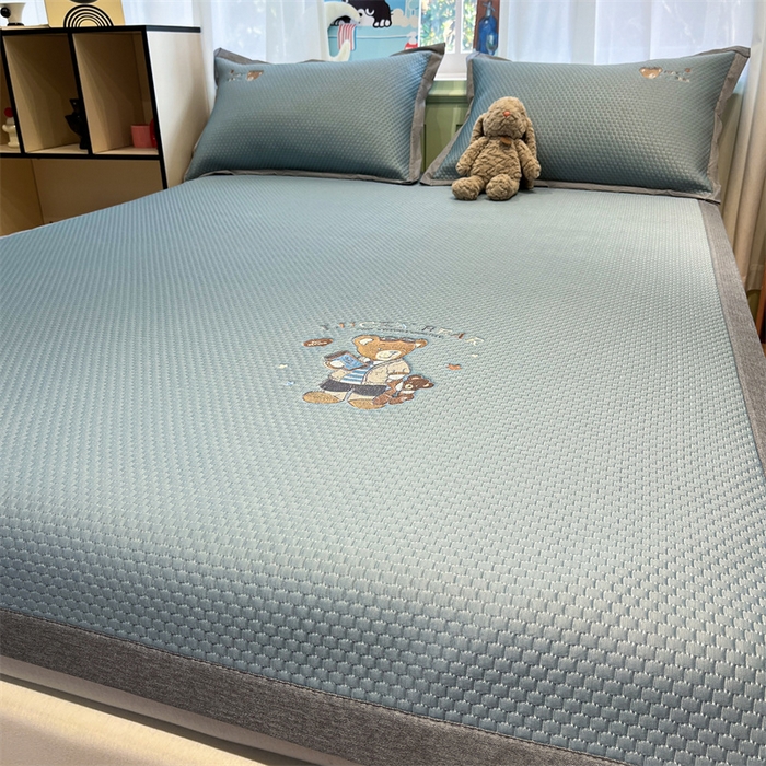 91家纺网 家纺一手货源 找家纺 启程家纺 2025春夏新款冰豆豆凉席刺绣款复合三明治三件套 熊仔宝贝-蓝