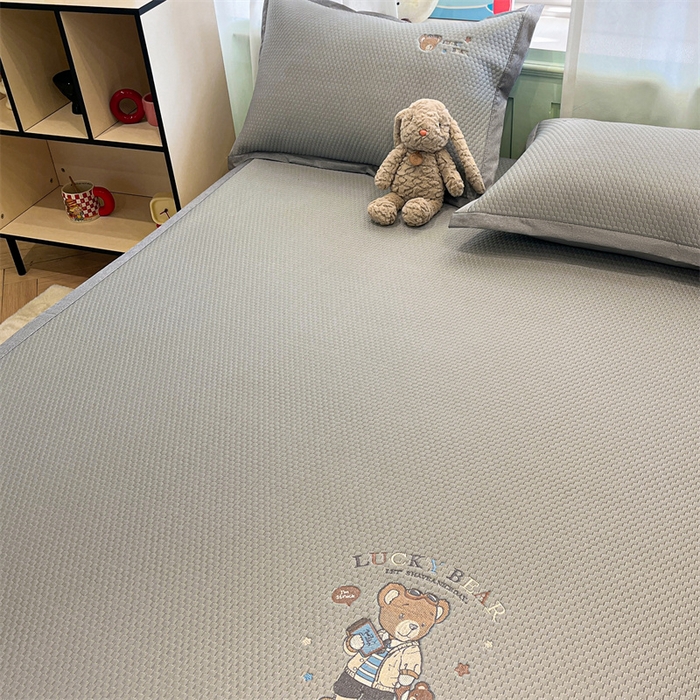 91家纺网 家纺一手货源 找家纺 启程家纺 2025春夏新款冰豆豆凉席刺绣款复合三明治三件套 熊仔宝贝-灰