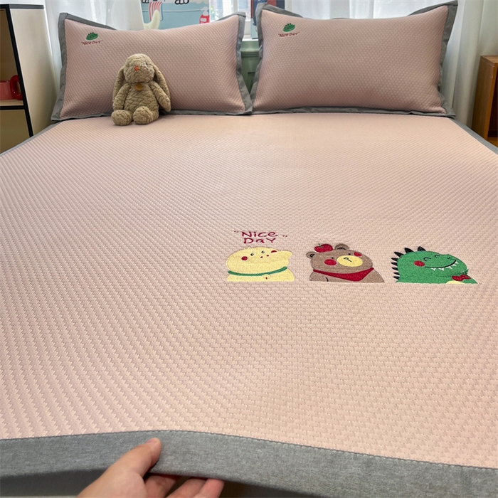 91家纺网 家纺一手货源 找家纺 启程家纺 2025春夏新款冰豆豆凉席刺绣款复合三明治三件套 好伙伴-粉