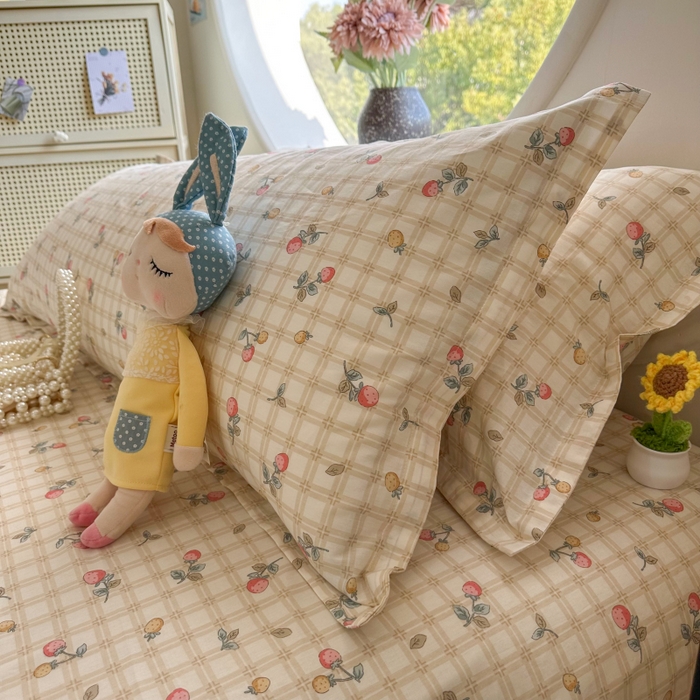 91家纺网 家纺一手货源 找家纺 百寐 2025新款13372全棉纯棉印花双人枕套+同款床单 草莓格