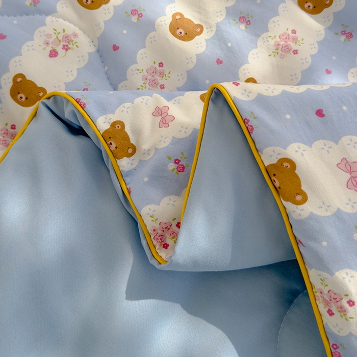 91家纺网 家纺一手货源 找家纺 美派工厂店2025新款水洗邹邹纱夏被 小熊拉钩-蓝