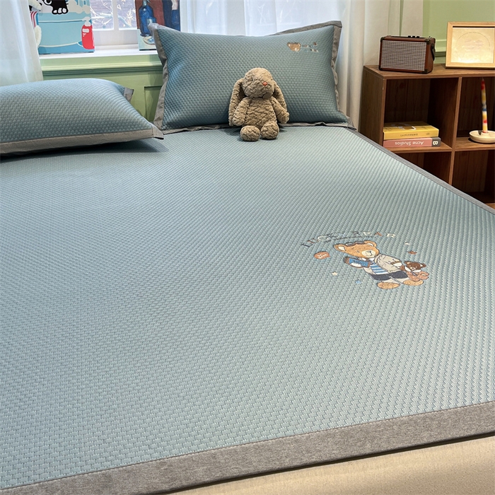 91家纺网 家纺一手货源 找家纺 启程家纺 2025春夏新款冰豆豆凉席刺绣款复合三明治三件套 熊仔宝贝-蓝