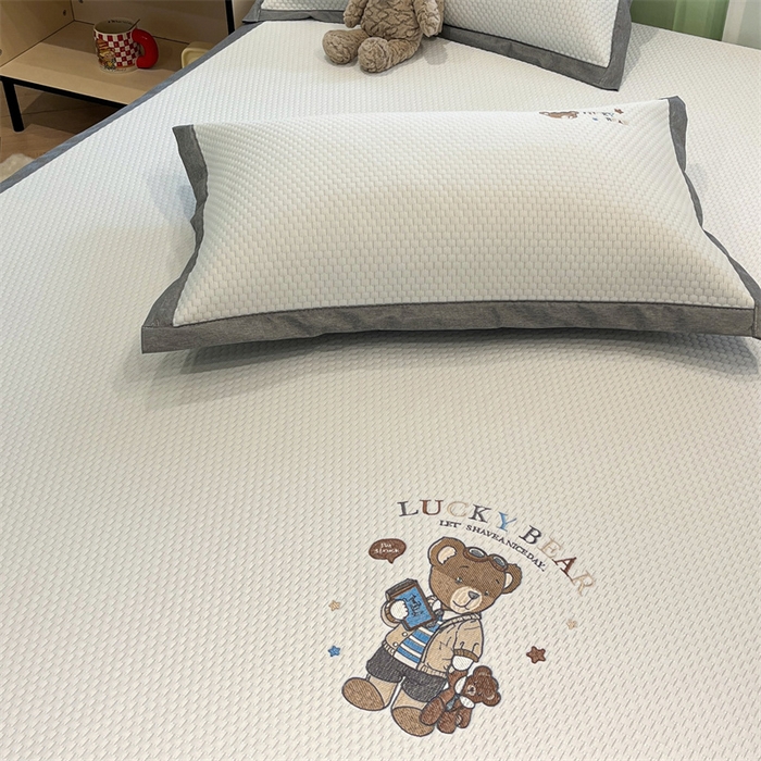 91家纺网 家纺一手货源 找家纺 启程家纺 2025春夏新款冰豆豆凉席刺绣款复合三明治三件套 熊仔宝贝-白