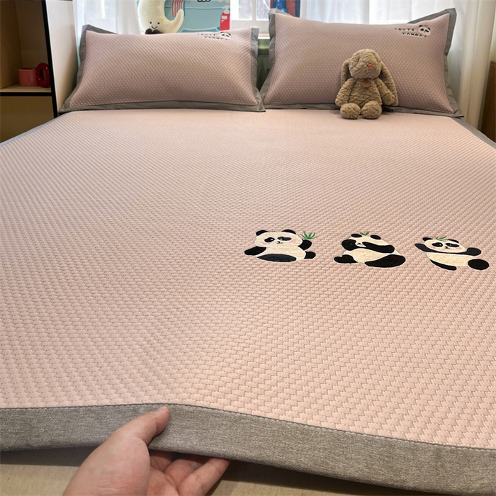 91家纺网 家纺一手货源 找家纺 启程家纺 2025春夏新款冰豆豆凉席刺绣款复合三明治三件套 熊猫-粉