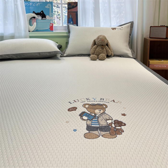 91家纺网 家纺一手货源 找家纺 启程家纺 2025春夏新款冰豆豆凉席刺绣款复合三明治三件套 熊仔宝贝-白