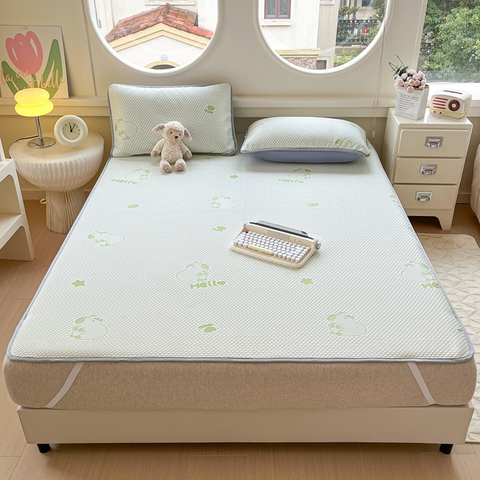 91家纺网 家纺一手货源 找家纺 芙绣 2025新款凉感丝提花学生凉席三件套 baby猪熊仔