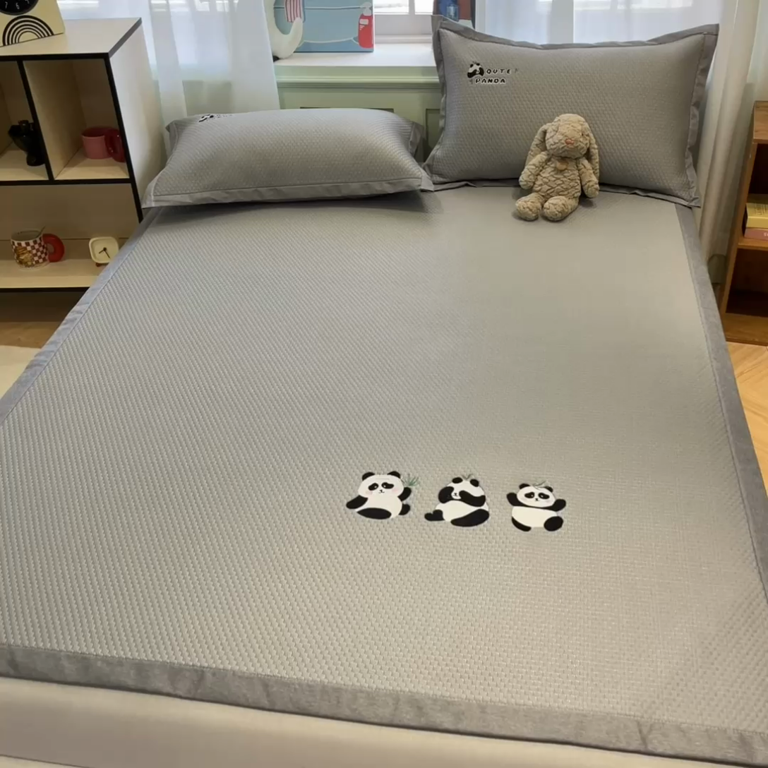 91家纺网 家纺一手货源 找家纺 启程家纺 2025春夏新款冰豆豆凉席刺绣款复合三明治三件套 熊猫-灰