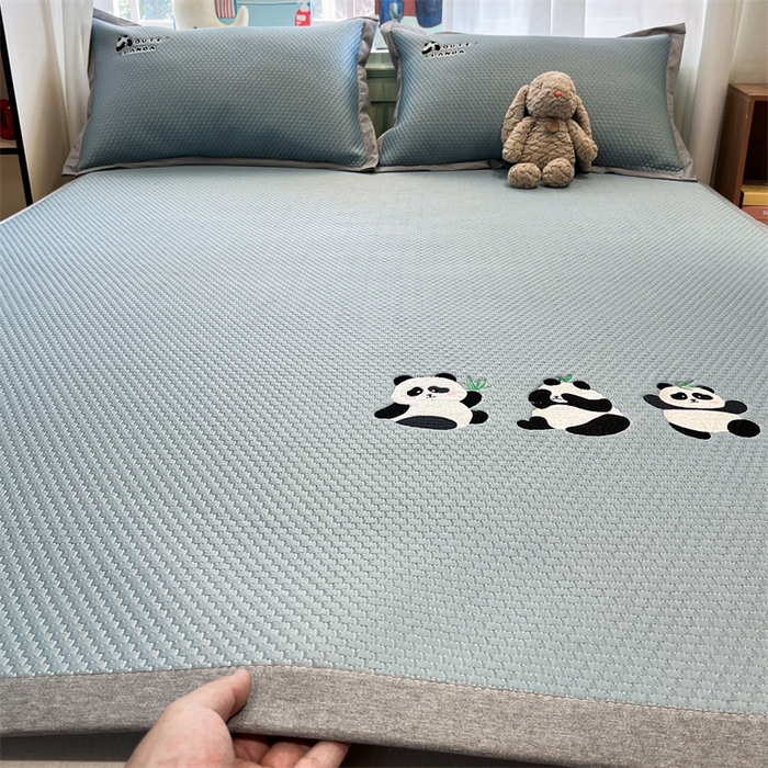 91家纺网 家纺一手货源 找家纺 启程家纺 2025春夏新款冰豆豆凉席刺绣款复合三明治三件套 熊猫-蓝