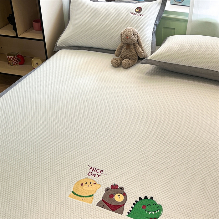 91家纺网 家纺一手货源 找家纺 启程家纺 2025春夏新款冰豆豆凉席刺绣款复合三明治三件套 好伙伴-白