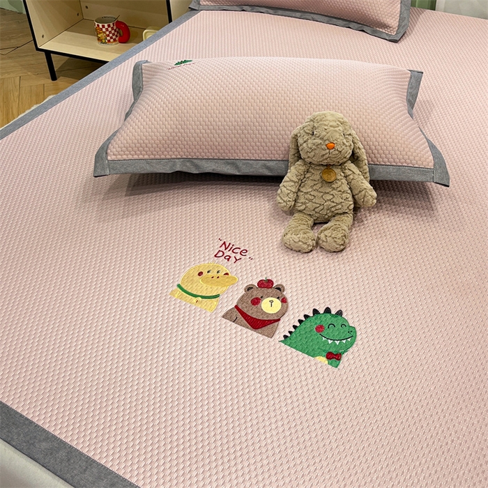 91家纺网 家纺一手货源 找家纺 启程家纺 2025春夏新款冰豆豆凉席刺绣款复合三明治三件套 好伙伴-粉