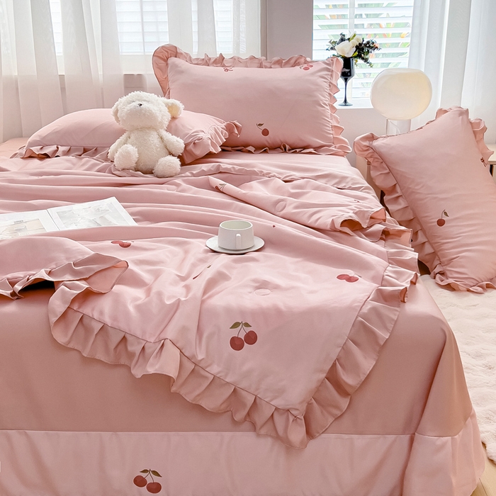 91家纺网 家纺一手货源 找家纺 找底底家纺 2025新款60S水洗天丝夏被夏凉被空调被床裙四件套 小樱桃