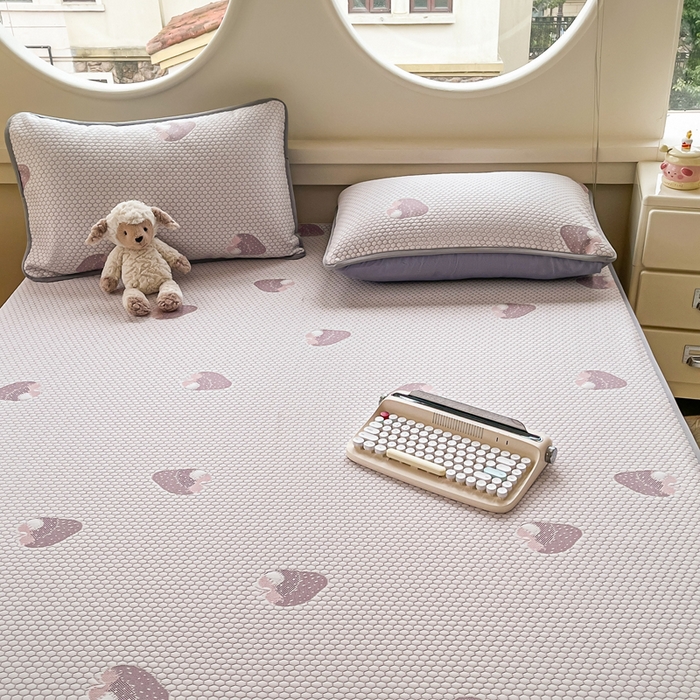 91家纺网 家纺一手货源 找家纺 芙绣 2025新款凉感丝提花学生凉席三件套 莓烦恼