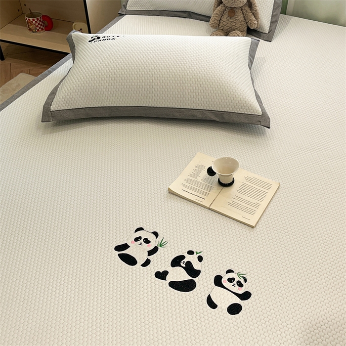 91家纺网 家纺一手货源 找家纺 启程家纺 2025春夏新款冰豆豆凉席刺绣款复合三明治三件套 熊猫-白