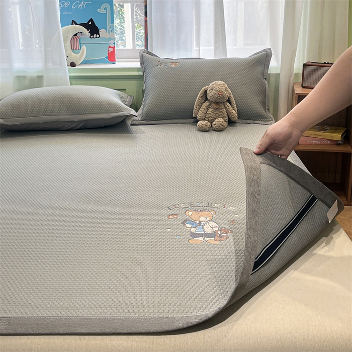 91家纺网 家纺一手货源 找家纺 启程家纺 2025春夏新款冰豆豆凉席刺绣款复合三明治三件套 熊仔宝贝-灰