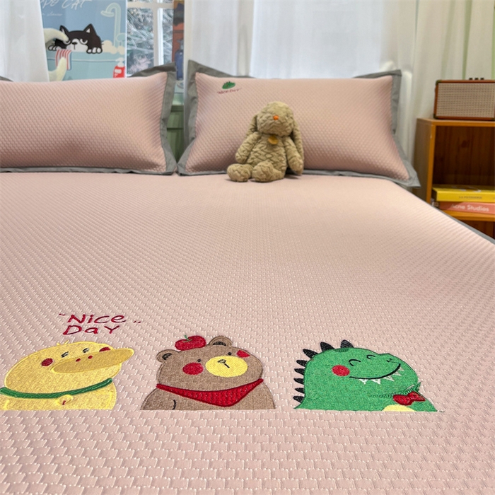 91家纺网 家纺一手货源 找家纺 启程家纺 2025春夏新款冰豆豆凉席刺绣款复合三明治三件套 好伙伴-粉