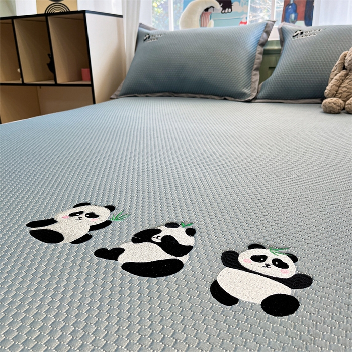 91家纺网 家纺一手货源 找家纺 启程家纺 2025春夏新款冰豆豆凉席刺绣款复合三明治三件套 熊猫-蓝