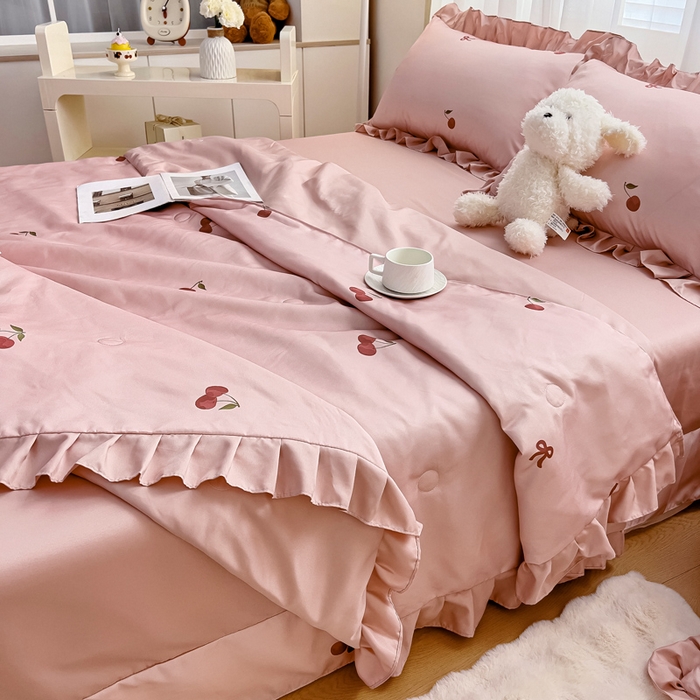 91家纺网 家纺一手货源 找家纺 找底底家纺 2025新款60S水洗天丝夏被夏凉被空调被床裙四件套 小樱桃