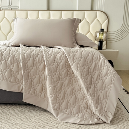 91家纺网 家纺一手货源 找家纺 金喜 2025新款高端100支全棉蚕丝床盖豆邦纤维蚕丝床盖三件套-蝶恋花系列 蝶恋花-雾粉