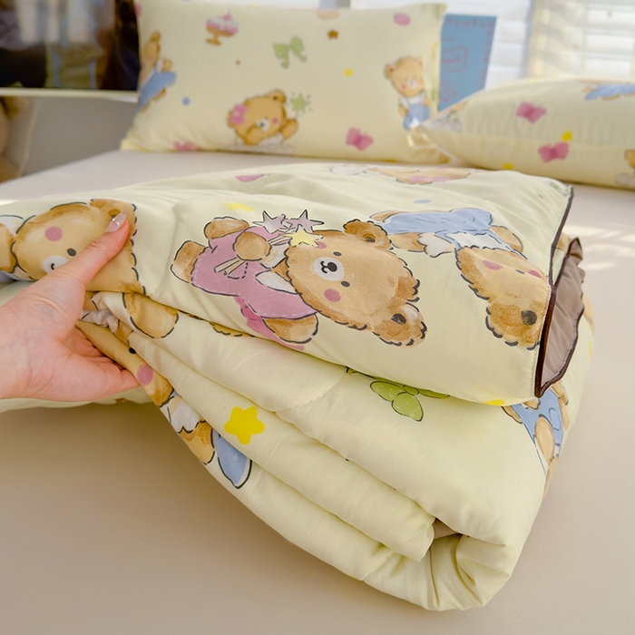 91家纺网 家纺一手货源 找家纺 美派工厂店2025新款水洗邹邹纱夏被 草莓粉熊