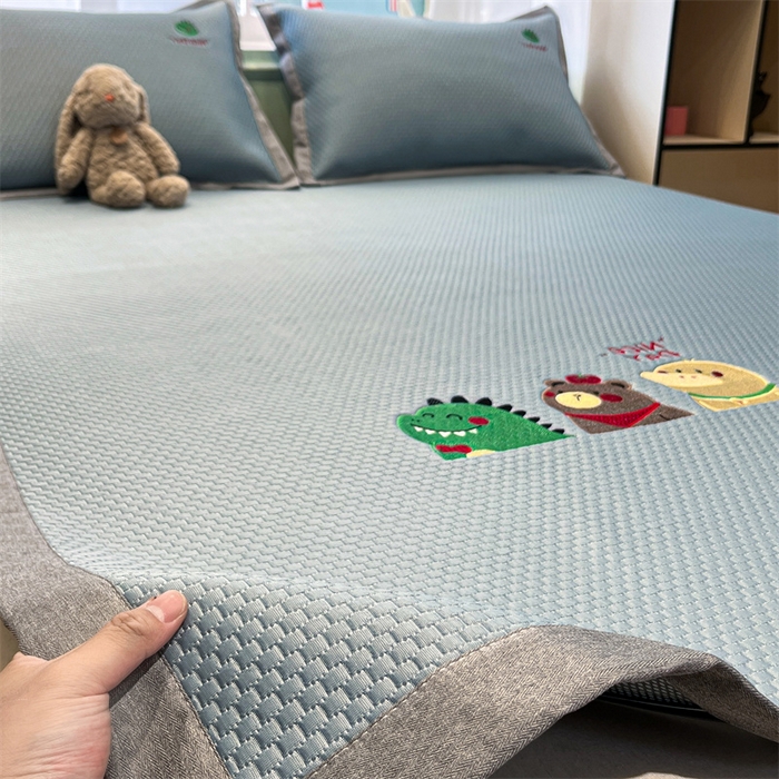 91家纺网 家纺一手货源 找家纺 启程家纺 2025春夏新款冰豆豆凉席刺绣款复合三明治三件套 好伙伴-蓝