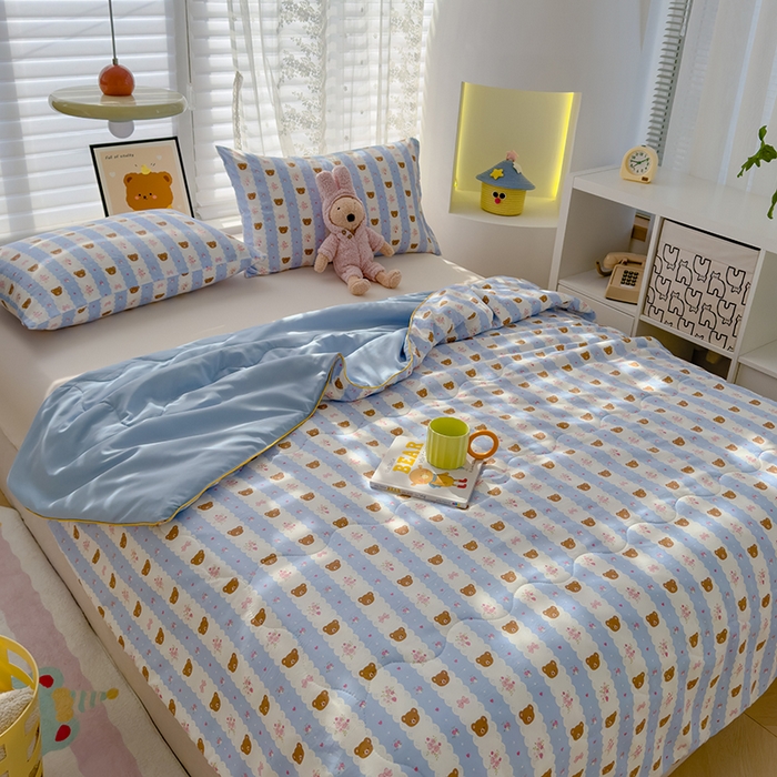 91家纺网 家纺一手货源 找家纺 美派工厂店2025新款水洗邹邹纱夏被 小熊拉钩-蓝