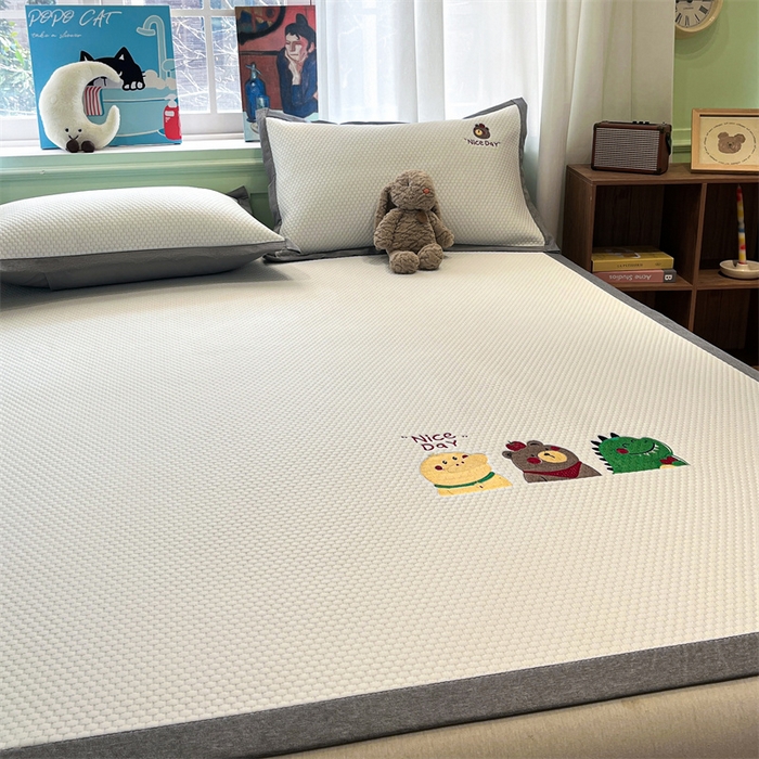 91家纺网 家纺一手货源 找家纺 启程家纺 2025春夏新款冰豆豆凉席刺绣款复合三明治三件套 好伙伴-白