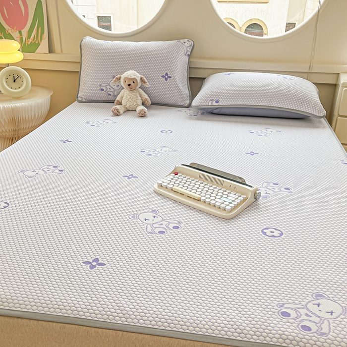 91家纺网 家纺一手货源 找家纺 芙绣 2025新款凉感丝提花学生凉席三件套 熊仔不凶