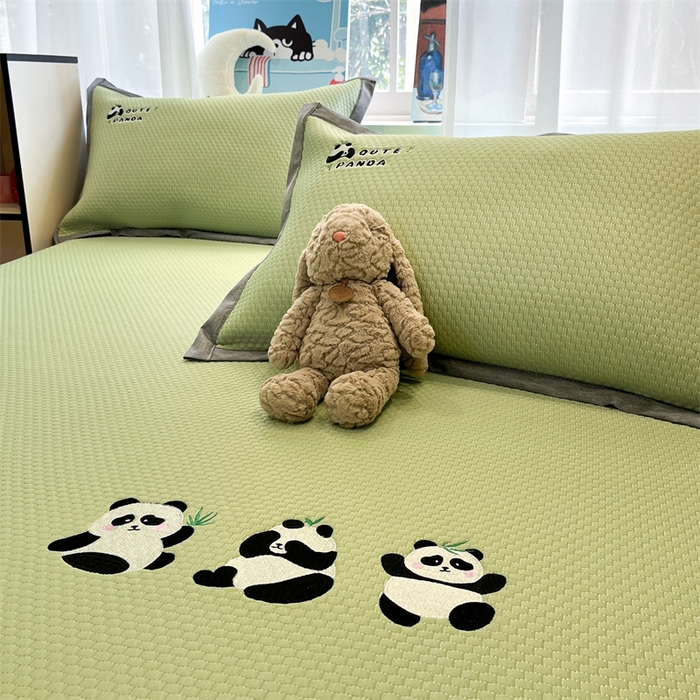 91家纺网 家纺一手货源 找家纺 启程家纺 2025春夏新款冰豆豆凉席刺绣款复合三明治三件套 熊猫-绿