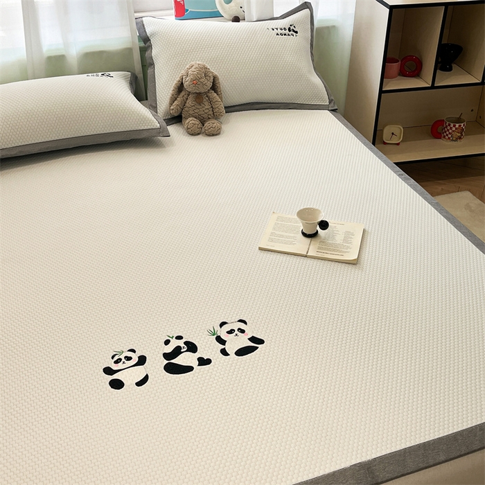 91家纺网 家纺一手货源 找家纺 启程家纺 2025春夏新款冰豆豆凉席刺绣款复合三明治三件套 熊猫-白