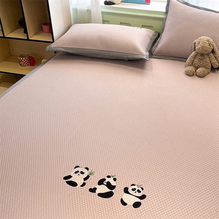 91家纺网 家纺一手货源 找家纺 启程家纺 2025春夏新款冰豆豆凉席刺绣款复合三明治三件套 熊猫-粉